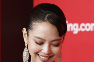 기사로 이동 - 뉴욕의 밤을 뒤흔든 단 한 명의 한국인… 타임지가 제니를 콕 집은 이유