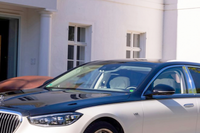 thumbnail - 따스한 봄날, 사랑을 지키는 방법… 하정우가 선택한 3억대 세단의 진짜 역할