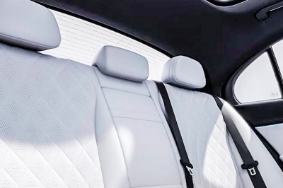 thumbnail - 따스한 봄날 드라이브 갈까… 보닛 위 삼각별 빛나는 7천만원대 벤츠 E클래스