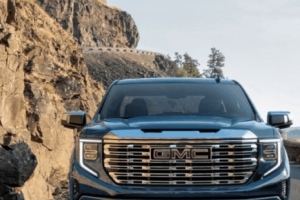 기사로 이동 - 따스한 봄밤, 도로 위 시선 강탈… 붉은 엠블럼 빛내는 GMC 시에라