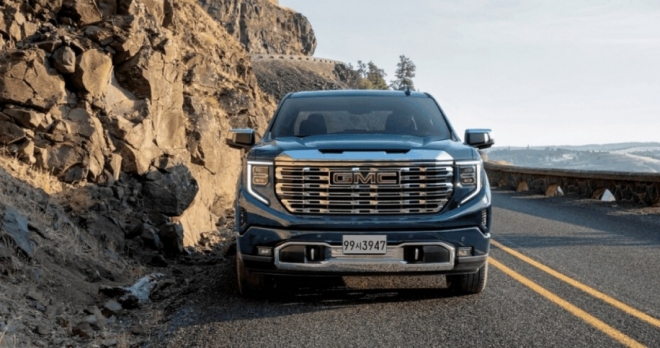 thumbnail - 따스한 봄밤, 도로 위 시선 강탈… 붉은 엠블럼 빛내는 GMC 시에라