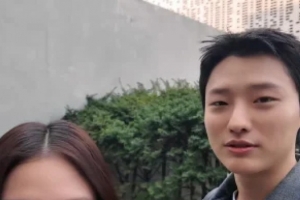 기사로 이동 - 가슴 설레는 5월의 시작… 블랙핑크 제니, 10년 지기 우즈와 깜짝 만남