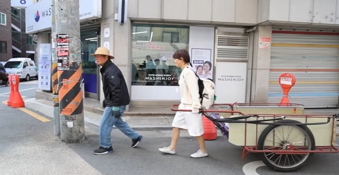 thumbnail - 따스한 4월 새벽, 그녀가 리어카를 끄는 이유… 최강희의 조금 다른 삶