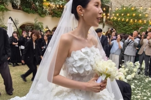 기사로 이동 - “우리 시집 못 갈 줄 알았는데”… 코요태 신지 결혼식, 축가 부르다 노래 멈춘 백지영