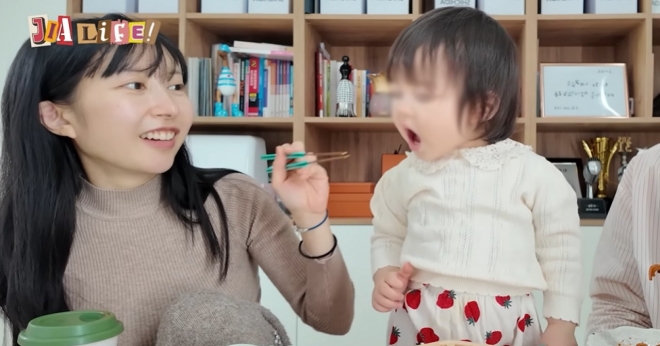 thumbnail - “이건 먹으면 큰일 나는데”… 이지훈 부부, 무염 육아 중 딸 짬뽕 먹방 논란
