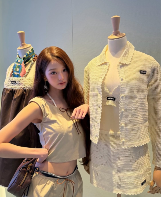 thumbnail - “너 쫌 맘에 든다”, 직접 올린 사진엔… 장원영 150만원대 속옷 노출 패션