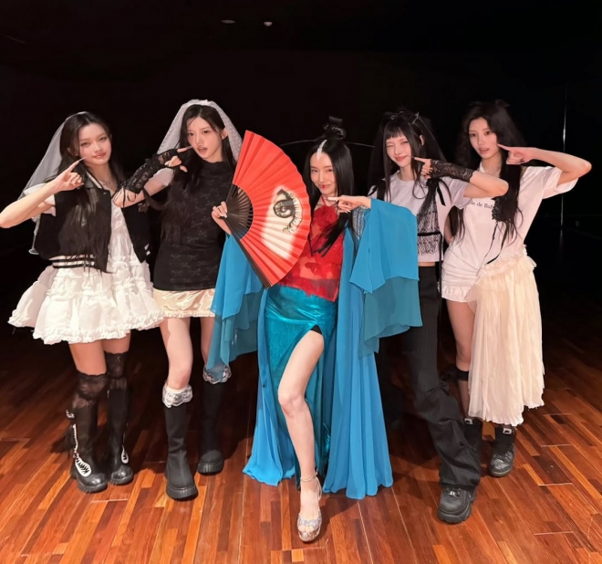 thumbnail - “AI 아니냐는 말까지 나왔죠”… 46세 이정현, 20년 어린 후배 옆 ‘슬림 몸매’