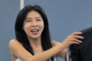 기사로 이동 - 아무도 안 봤으면 좋겠다더니… 23년 만에 ‘홈런’으로 음악방송 복귀한 여배우