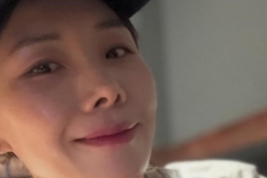 기사로 이동 - 뽀뽀 직전까지 갔다면서요… 45세 신봉선, 유민상 열애설 직접 밝혔다