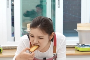 기사로 이동 - 이 조합은 정말 상상도 못했는데… 티라미수에 김치 싸먹는 송가인의 빵집 도전
