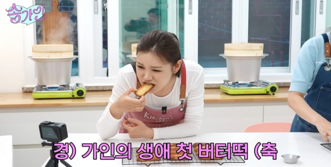 thumbnail - 이 조합은 정말 상상도 못했는데… 티라미수에 김치 싸먹는 송가인의 빵집 도전