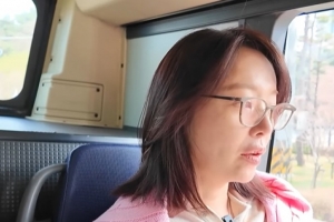 기사로 이동 - 이웃도 슬픔을 알아챘다고… 버스 타는 여배우 황정음의 솔직한 근황