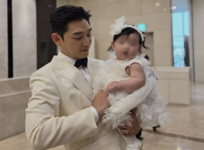 thumbnail - “조금 더 조심스럽게 간직하고 싶었어요”… 결혼 3주 만에 배우 강신효가 꺼낸 깜짝 고백