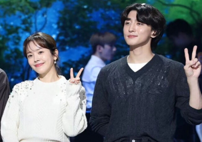 thumbnail - “목소리가 안 나온 건 처음이라며”… 최정훈, 한지민 결별설에 불 지핀 축제 영상