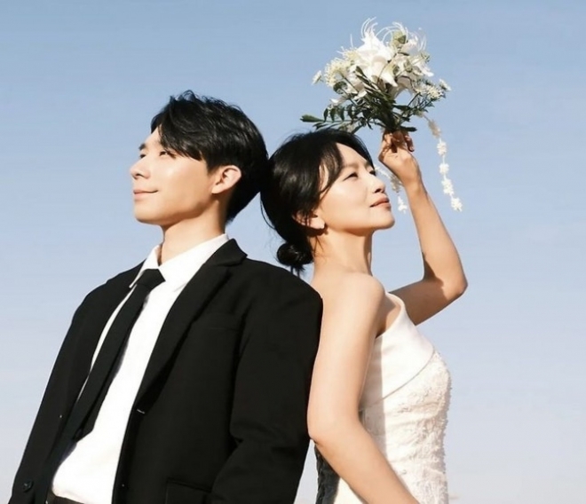 thumbnail - 결혼 2년차 김연아, 웬 아기 안고 ‘엄마 미소’…무슨 일?