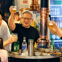 thumbnail - 젠슨 황, 홍대 ‘삼소회동’…구광모 냅킨 깔고, 최태원 고기 구운 ‘그곳’ 어디?