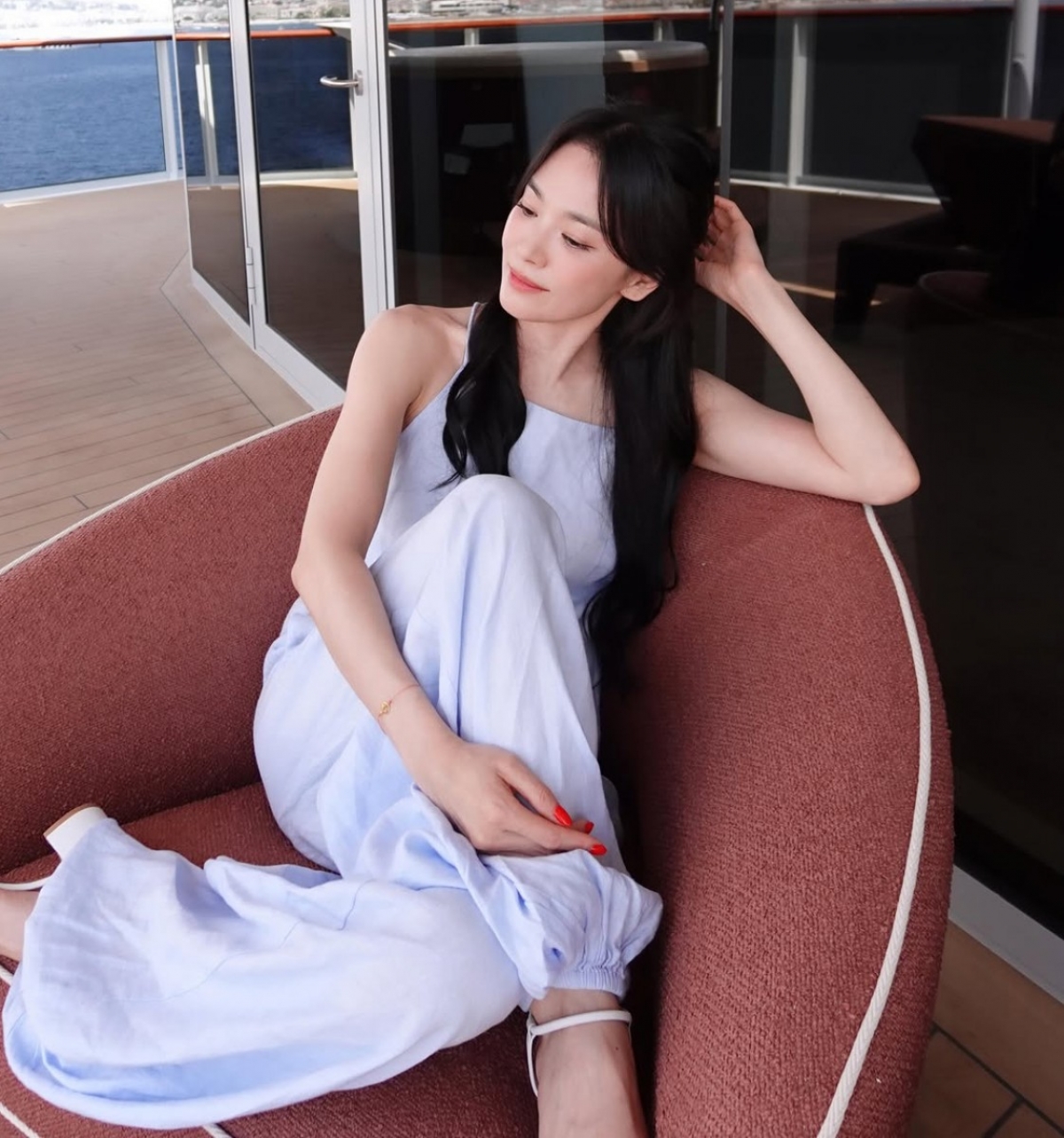 thumbnail - 송혜교, ‘똥머리’에 회색 티셔츠…크루즈서 포착된 반전 근황