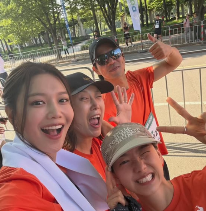 thumbnail - 14년 열애 끝낸 최수영, 결별 후 첫 모습 ‘혼자가 아니었다’