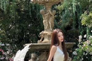 기사로 이동 - “젖어 드는 것”이라더니…장원영, 장미 정원 속 압도적 미모