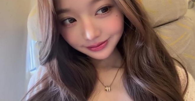 thumbnail - ‘연예인 특혜’ 논란 한 달 만에…장원영, 공항서 보인 뜻밖의 행동