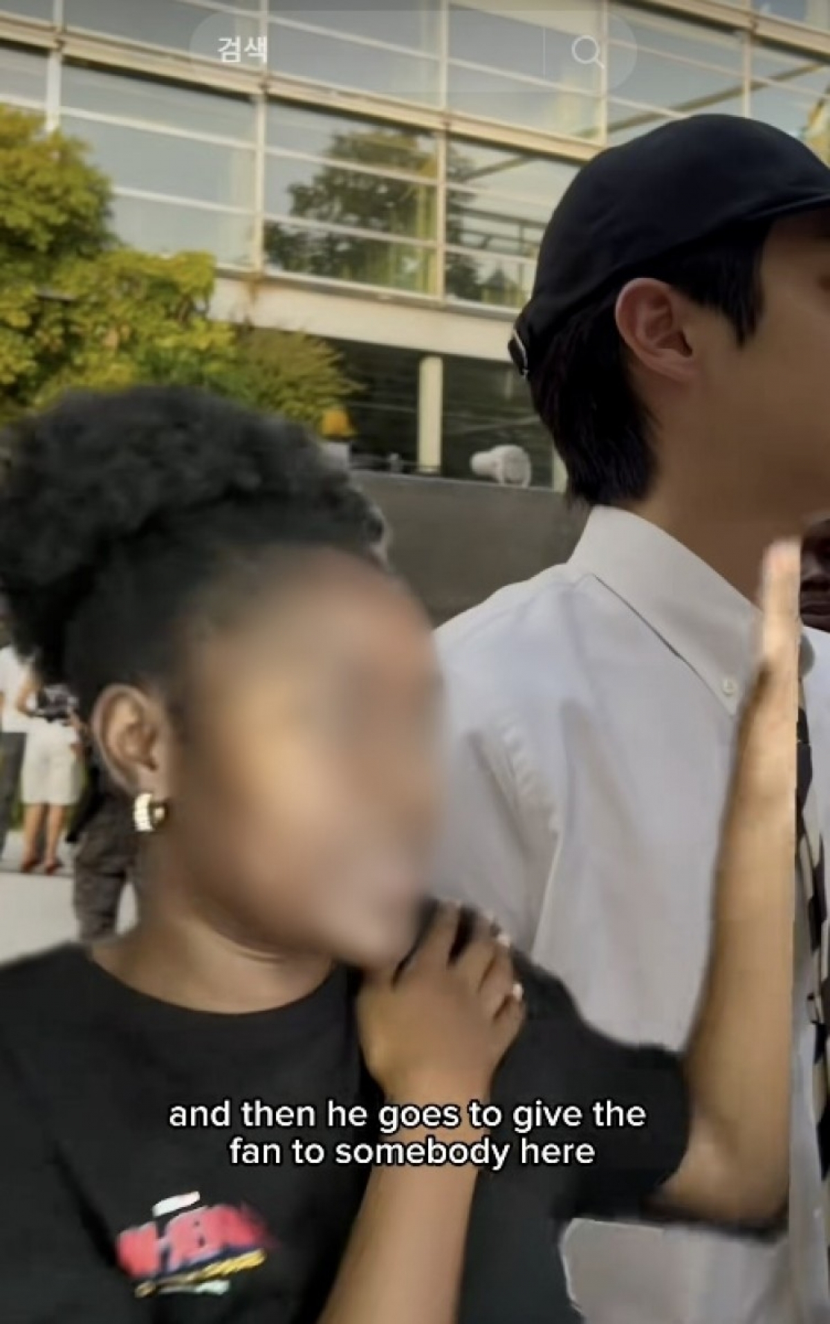 thumbnail - “흑인 팬만 쏙 뺐다”…최우식 파리 패션쇼 영상, 일파만파