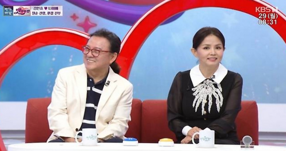 thumbnail - 환갑에 첫 웨딩드레스 입은 여가수, 9살 연상 남편의 정체