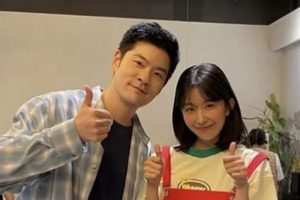 기사로 이동 - 이때부터였나…‘18살 차’ 장기하, 2년 전 윤가이 옆 그 사진