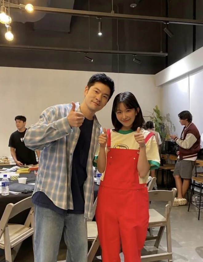 thumbnail - 이때부터였나…‘18살 차’ 장기하, 2년 전 윤가이 옆 그 사진