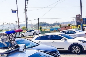 기사로 이동 - “사람 쓰러졌다” 신고에 출동한 경찰차, 현장서 60대 여성을 밟았다