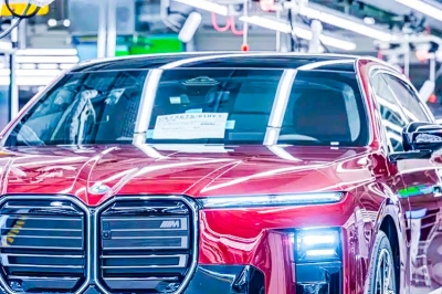 thumbnail - “조합만 1000가지”…벤츠 S클래스 겨냥한 BMW 7시리즈 양산 돌입