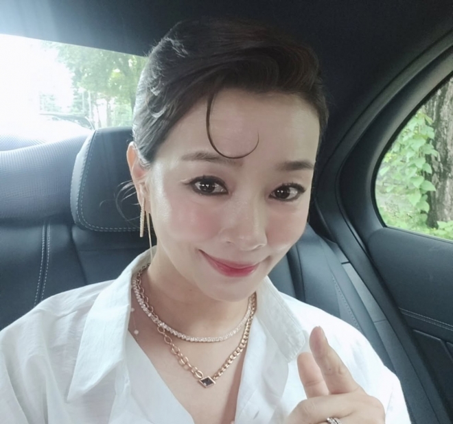 thumbnail - “제니 미안, 내가 죄인”…김원희가 따라한 ‘멧 갈라’ 스타일