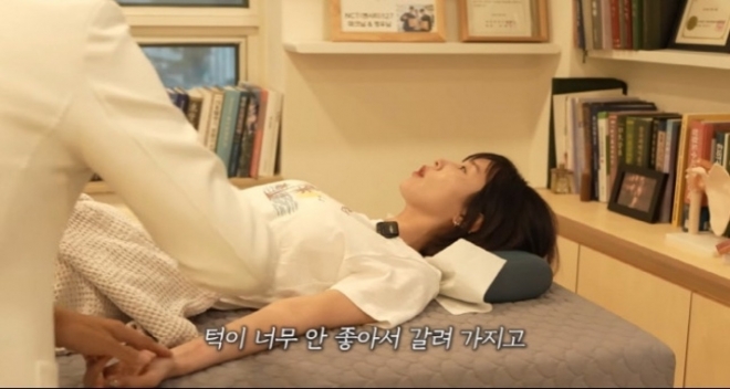 thumbnail - “입이 점점 말려 들어간다”…신지, 턱관절 수술 포기한 진짜 이유