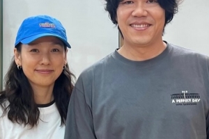 기사로 이동 - 14년차 이효리♥이상순, 서울 온 뒤 포착…‘커플티’ 입은 진짜 이유
