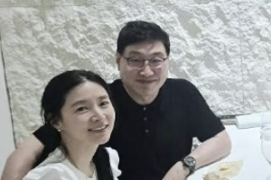 기사로 이동 - 이영애 옆 70대 남편 정호영, 2조 재산보다 놀라운 ‘반전 외모’