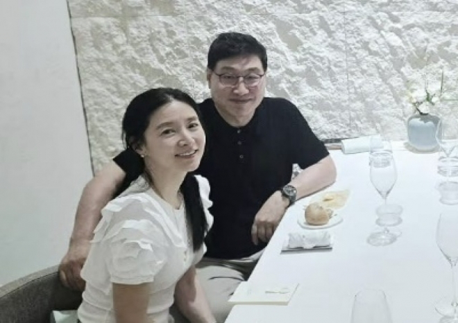 thumbnail - 이영애 옆 70대 남편 정호영, 2조 재산보다 놀라운 ‘반전 외모’