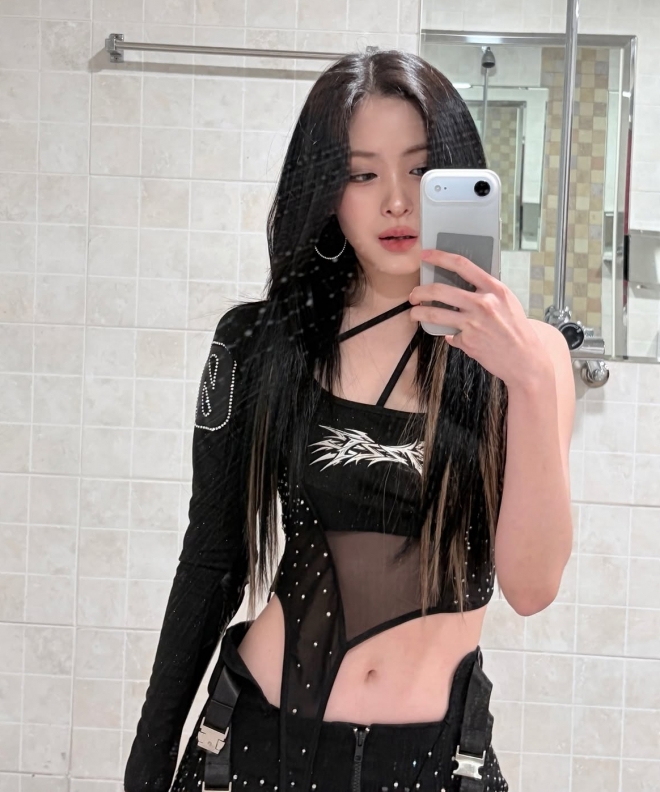 thumbnail - 있지 류진, 필리핀 무대서 바지에 손 넣었다가…“솔직히 너무 아팠다”