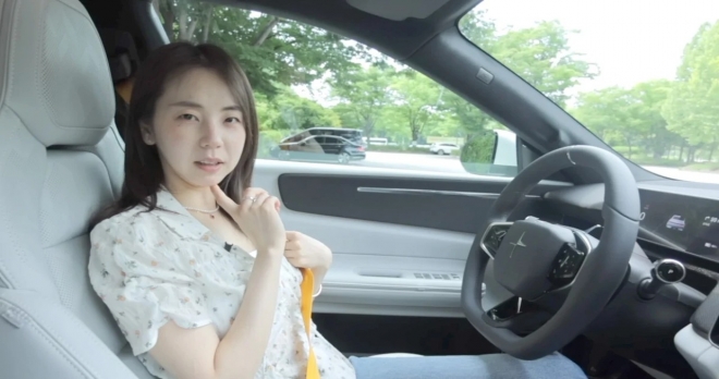 thumbnail - “뒷유리 없는데 편해요” 안소희가 직접 타보고 감탄한 이 차의 정체