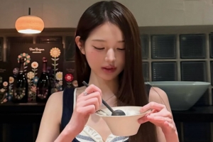 기사로 이동 - “이걸 다?” 장원영, 일본 편의점서 고른 의외의 간식 목록