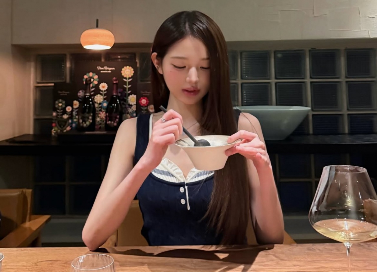 thumbnail - “이걸 다?” 장원영, 일본 편의점서 고른 의외의 간식 목록