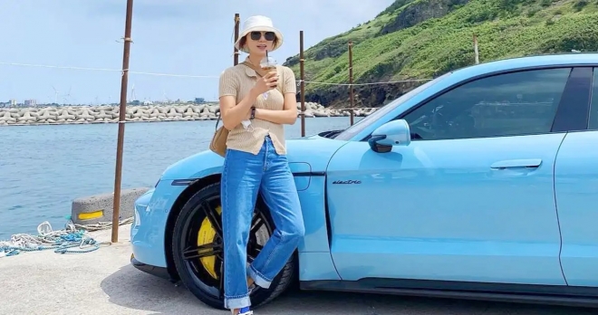 thumbnail - “이 흔한 스포츠카 소리도 안 나?” 김희애 부부가 고른 ‘조용한 포르쉐’ 가격 보니