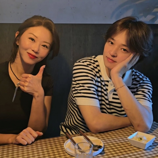 thumbnail - 활동 중단 UN 김정훈, 3살 연하 ‘세계 1위’와 식사 사진에 “무슨 일?”
