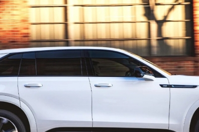 thumbnail - 2억 8천인데 계약 줄 섰다? 캐딜락 전기 SUV, 739km 주행거리 보니 “이해가네”