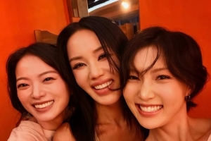 기사로 이동 - 9년 만에 본 얼굴엔 미소만…엄정화 어깨에 기댄 ‘논란의 동생’