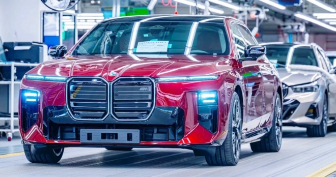 thumbnail - 결국 8000명 내보내는 BMW, 공장 놔두고 사무직만 콕 집어낸 진짜 이유