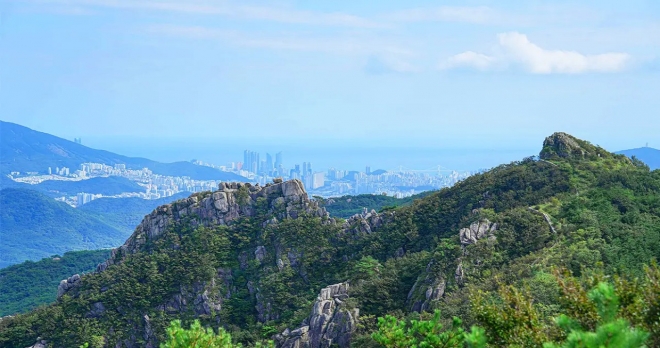 thumbnail - “이게 그냥 동네 산?” 17km 성곽 품은 해발 801m 부산의 국립공원