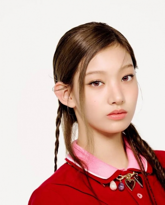 thumbnail - 트와이스 지효 동생 데뷔, ‘너무 예뻐 깜짝’…집안 보니 더 놀라