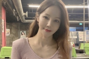 기사로 이동 - 55세 미나, 하루 560번 복근 운동…17살 연하 남편도 놀란 관리 비결