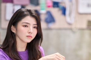 기사로 이동 - 한소희, ‘인턴’ CEO 맡더니…핑크 블라우스 입고 뱉은 한마디