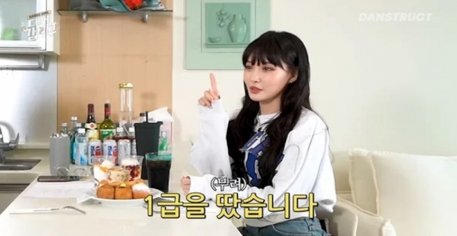 thumbnail - 하영 ‘증조부 친일 몰랐다’ 사과하자, 청하 ‘한국사 1급’ 행보 재조명