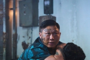 기사로 이동 - “이게 스윙스라고?” 얼굴 절반 문신으로 뒤덮고 타짜에 나온다